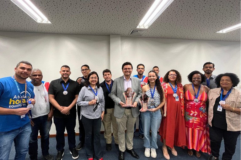 Entrega de homenagens ao procurador da República Érico Gomes de Souza, que recebeu o Troféu Nelson Mandela, e o antropólogo Ivan Farias, que foi agraciado com o Troféu Mãe Bernadete