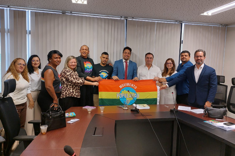 Procurador da República Bruno Lamenha, acompanhado pelo prefeito Luciano Barbosa, integrantes do MNPR e da gestão municipal, seguram bandeira alusiva à população de rua