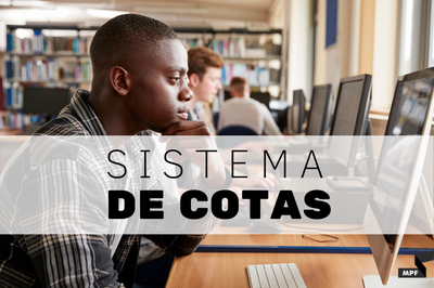 Imagem de um rapaz negro usando o computador com uma faixa branca com os dizeres Sistema de Cotas