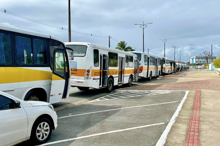 registro fotográfico dos ônibus e vans a partir da lateral traseira