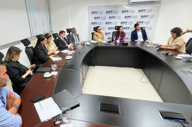 Registro fotográfico da reunião no MPF