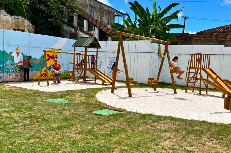 registro fotográfico de crianças brncando num parquinho no novo CMEI