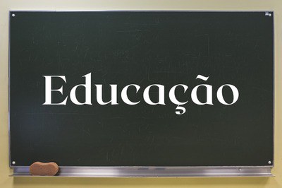 Educação escrito numa quadro verde