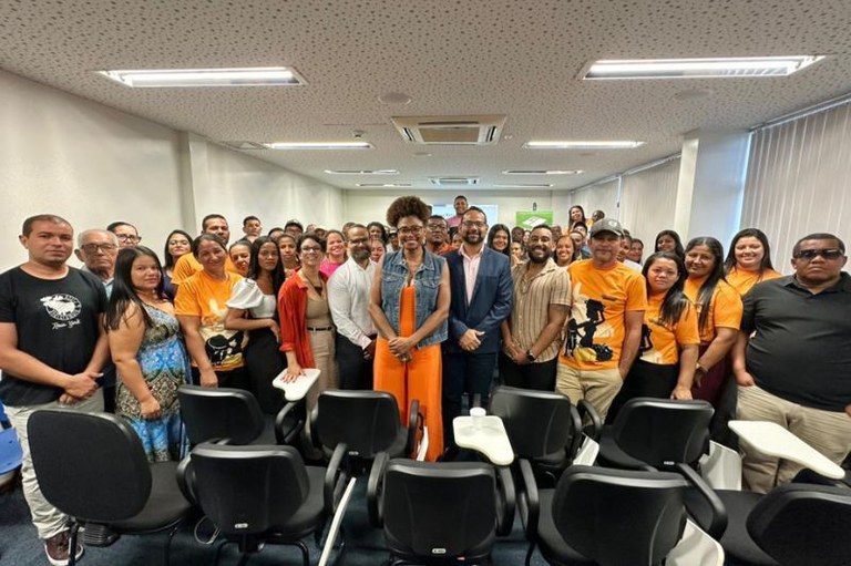 Imagem mostra participantes da reunião