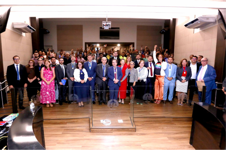 Imagem mostra participantes reunidos