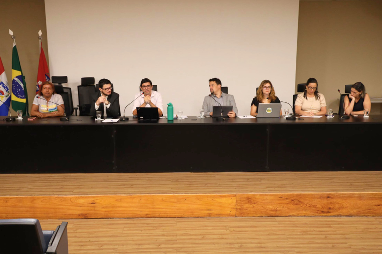 Registro fotográfico da mesa diretora do evento no MP/AL, no centro o procurador Regional dos Direitos do Cidadão, Bruno Lamenha