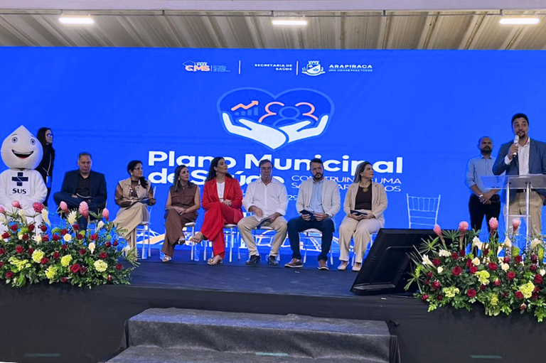 Registro fotográfico das pessoas no palco da solenidade de abertura, no centro de Convenções de Arapiraca