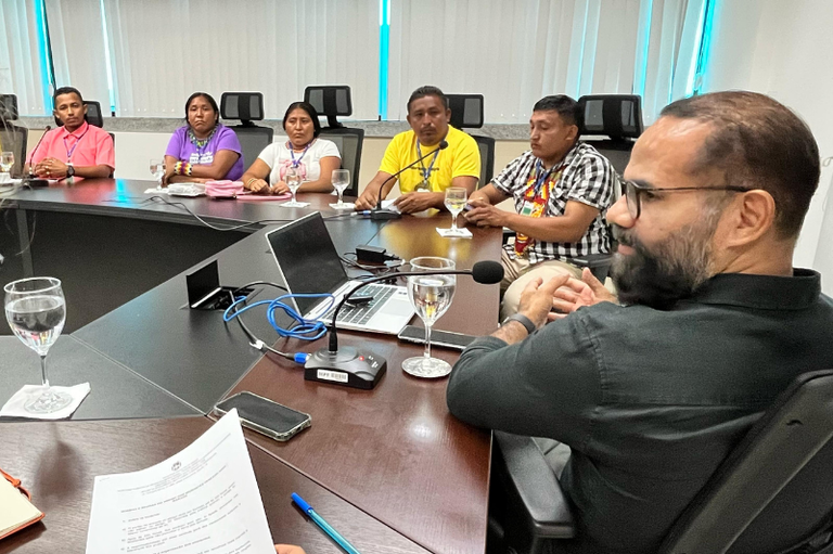 Procurador da República Eliabe Soares e indígenas Warao em reunião