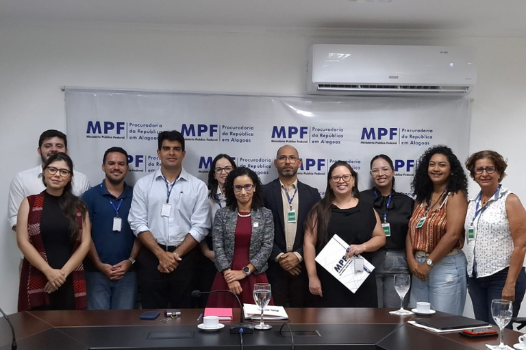 imagem mostra participantes da reunião