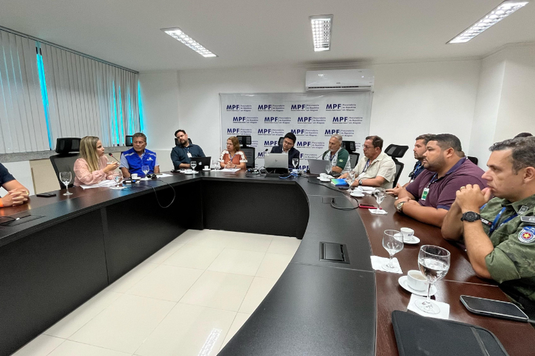 registro fotográfico das pessoas reunidas em torno da mesa oval no MPF, com procurador da República Érico Gomes ao centro