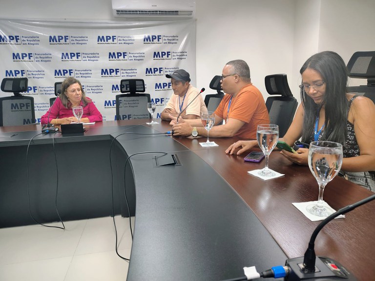 Na sala de reuniões da Ministério Público Federal em Alagoas, a procuradora da República Niedja Kaspary (à esquerda, de vermelho) conduz reunião com integrantes da Frente Nacional de Luta.