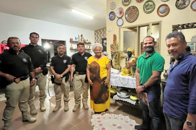 Registro fotográfico da equipe do MPF com Mãe Neide