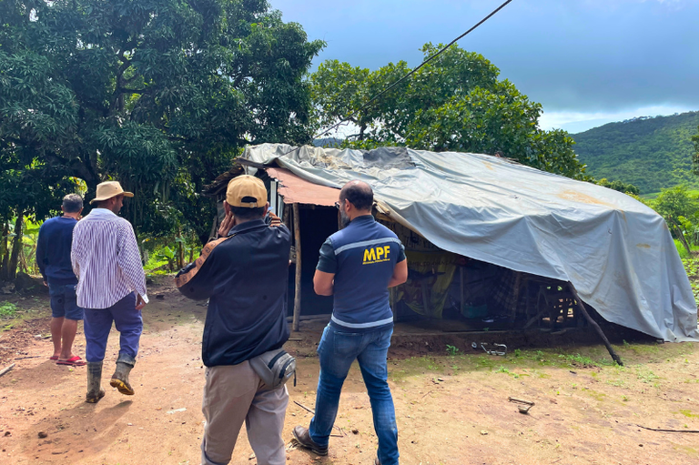 Imagem fotográfica da equipe do MPF inspecionando instalações precárias onde será a aldeia Pankaxuri