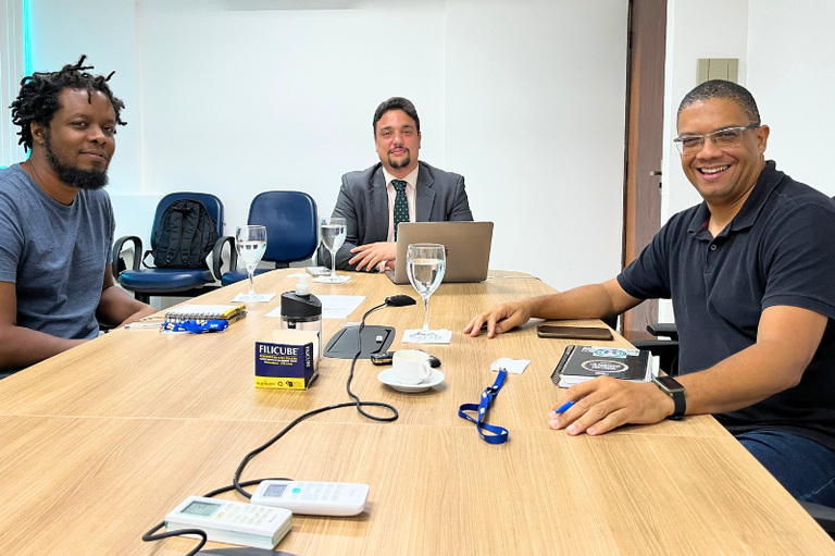 Registro fotográfico dos participantes da reunião sentados à ponta da mesa, com o procurador regional dos direitos do cidadão sentado no centro.