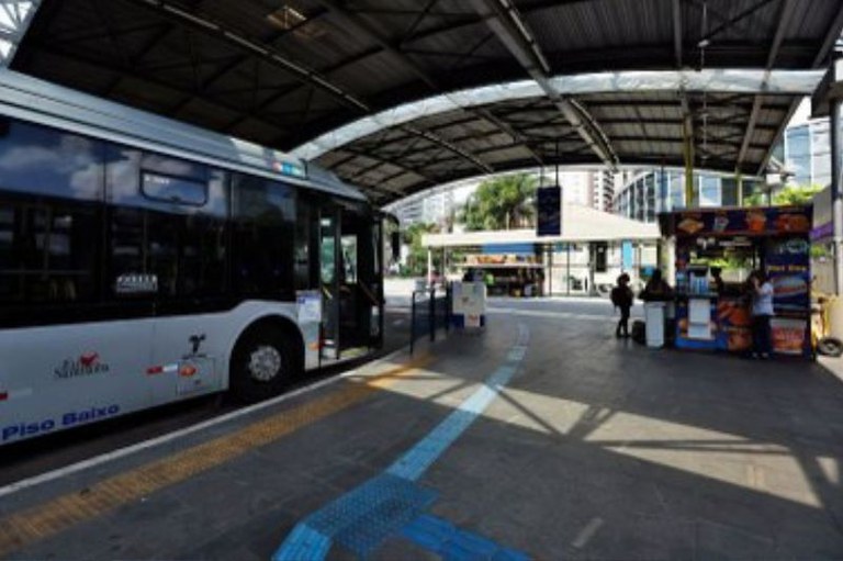 Foto de um ônibus chegando na rodoviária
