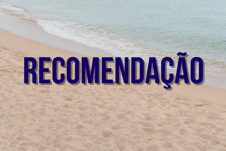 Uma praia ao fundo, escrito RECOMENDAÇÃO em destaque