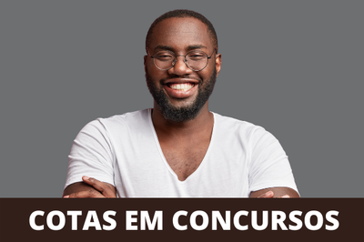 Imagem de um jovem negro sorridente de óculos, com os braços cruzados, vestido com camisa branca, embaixo a legenda Cotas em Concursos