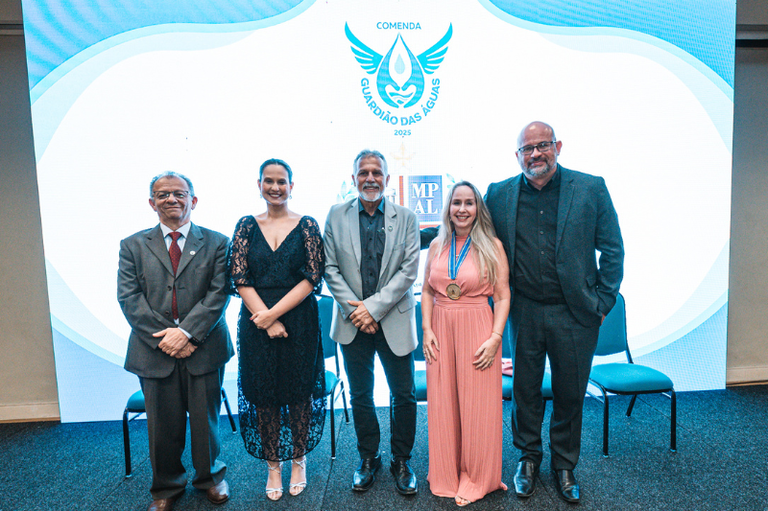 registro fotográfico de parte dos premiados, entre eles a procuradora da República Roberta Bomfim, procuradora-chefe do MPF em Alagoas