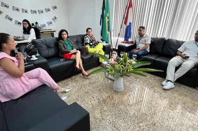 Foto mostra uma sala com um sofá e cinco pessoas sentadas em uma reunião/Foto: Projeto Vozes da Mundaú