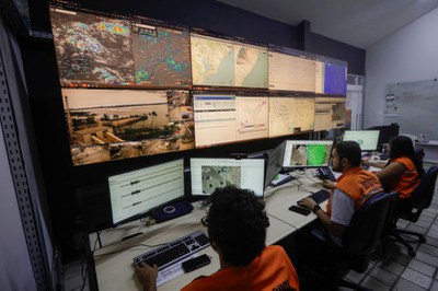 Imagem mostra Centro Integrado de Monitoramento e alerta da Defesa Civil/Foto: Joédson Alves/Agência Brasil