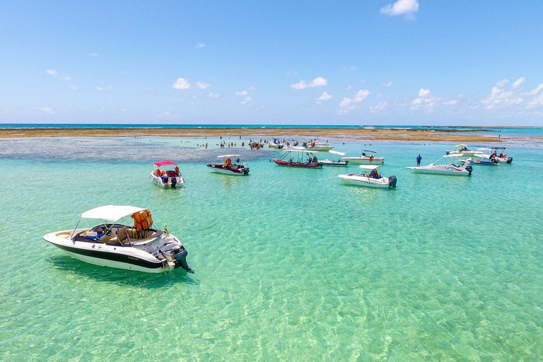 Fotografia do mar com recifes de corais com uma faixa azul claro, centralizada, sobrepondo à imagem, contendo o texto "MEIO AMBIENTE", em caixa alta e na cor branca, bem como a marca do MPF na parte inferior da foto, na cor branca.