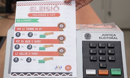 Imagem ilustrativa de urna eletrônica instalada em zona eleitoral indígena