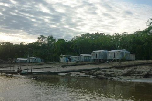 Foto mostra comunidade à beira do Rio Purus