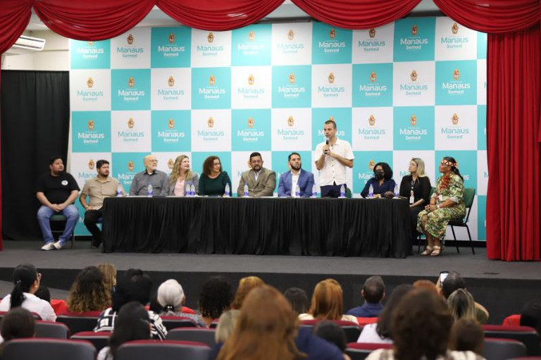 Foto da mesa com autoridades na solenidade de posse