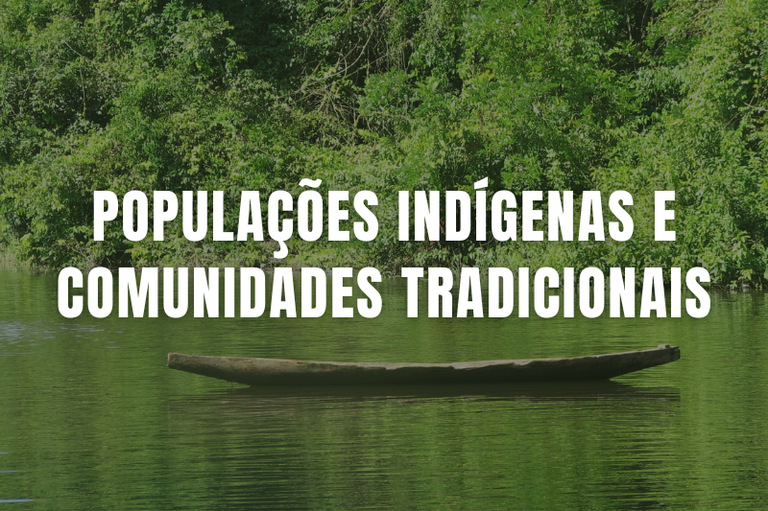 Canoa de madeira em um rio de águas calmas cercado por vegetação densa, com o texto sobreposto em letras brancas: "POPULAÇÕES INDÍGENAS E COMUNIDADES TRADICIONAIS".