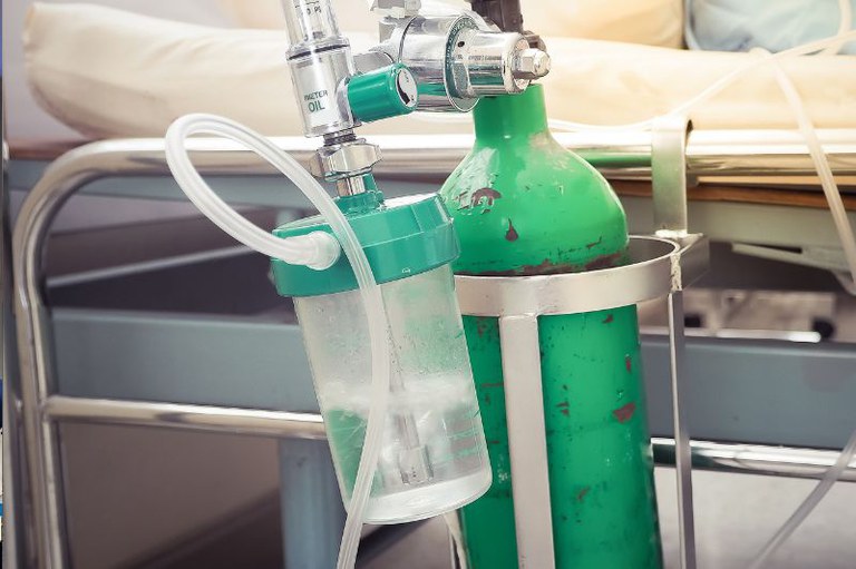 foto de um tubo de oxigênio hospitalar ao lado de uma cama no hospital