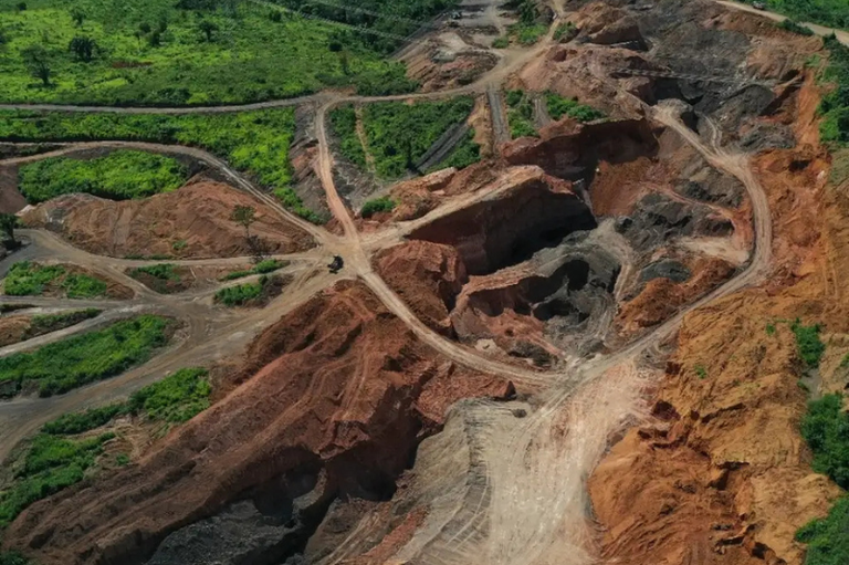Foto aérea mostra a devastação do garimpo ilegal na floresta