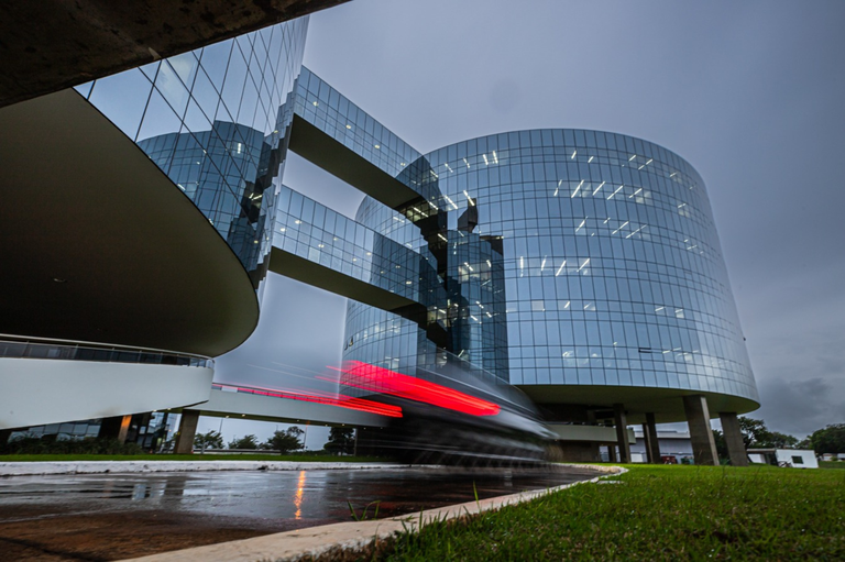 Foto da fachada da PGR com efeito de luzes