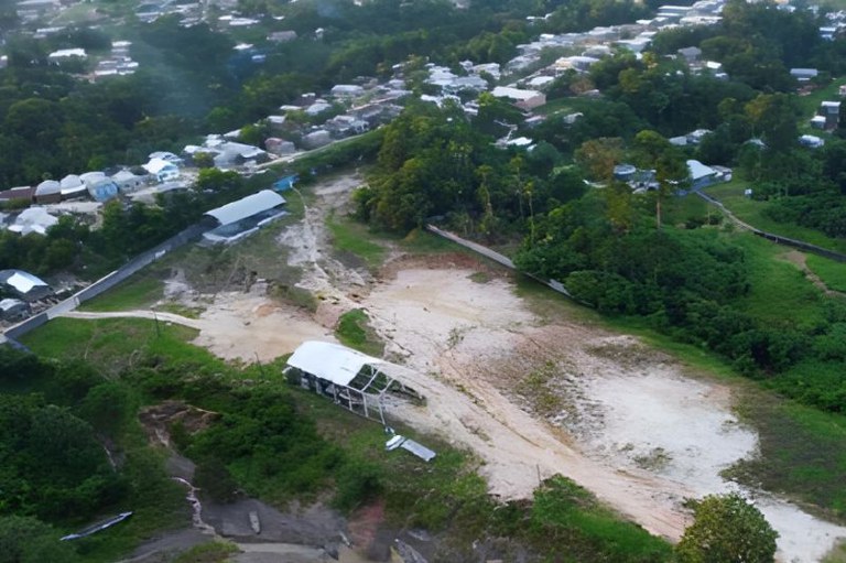Imagem aérea da obra, que avança sem a observância das exigências legais