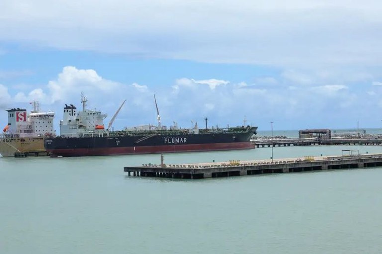 Foto mostra um porto com navios atracados