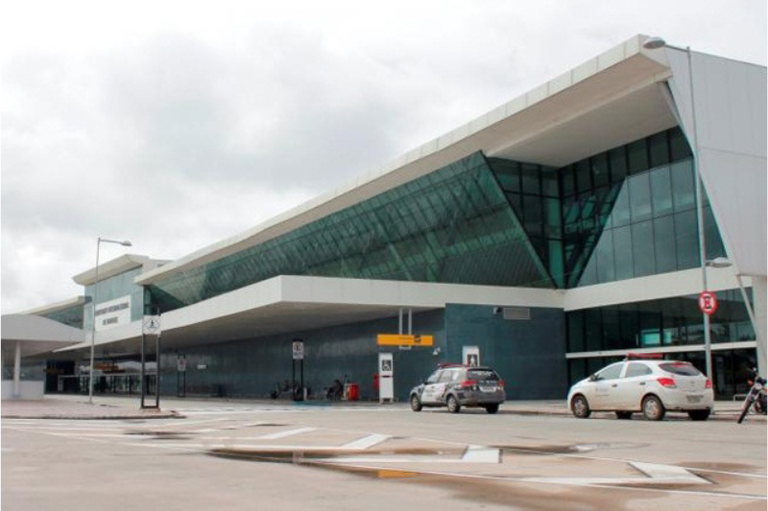 Foto mostra fachada do Aeroporto Eduardo Gomes, em Manaus