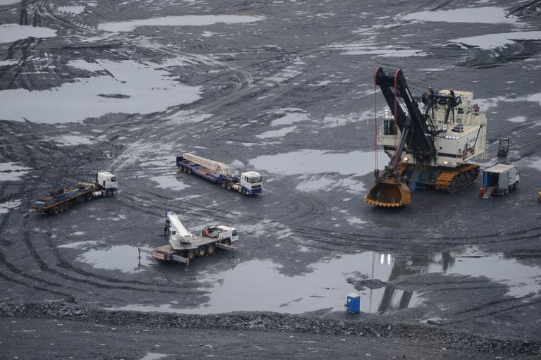 Foto mostra uma área de mineração com os maquinários