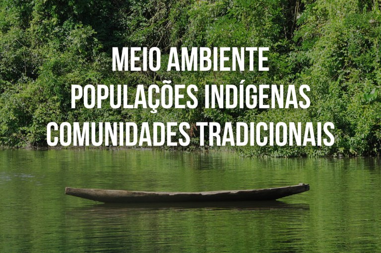 A imagem apresenta uma paisagem natural serena composta por um rio de águas calmas em primeiro plano, onde flutua uma canoa rústica de madeira, e uma densa vegetação de floresta tropical ao fundo. Sobreposta ao cenário, destaca-se uma inscrição em letras maiúsculas brancas com os dizeres: "MEIO AMBIENTE, POPULAÇÕES INDÍGENAS, COMUNIDADES TRADICIONAIS". A composição visual utiliza tons vibrantes de verde e reflexos suaves na água para enfatizar a conexão intrínseca entre a preservação ambiental e os povos que habitam e protegem esses ecossistemas.