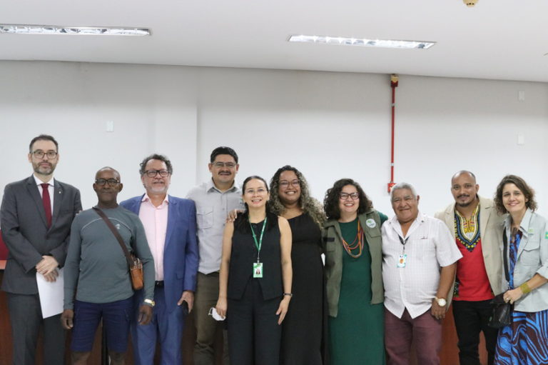 A imagem mostra um grupo diverso de dez pessoas.