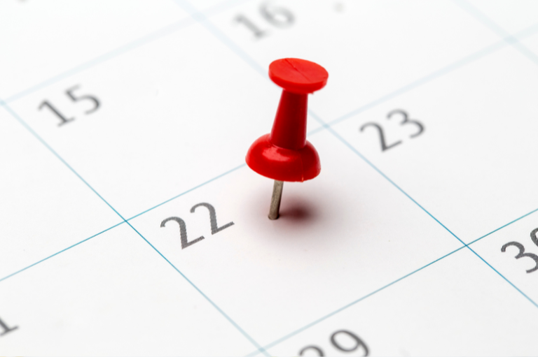 Um calendário mostrando o dia 21 marcado com um alfinete vermelho.