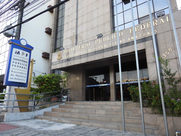 Prédio do Ministério Público Federal com entrada principal e escadaria.