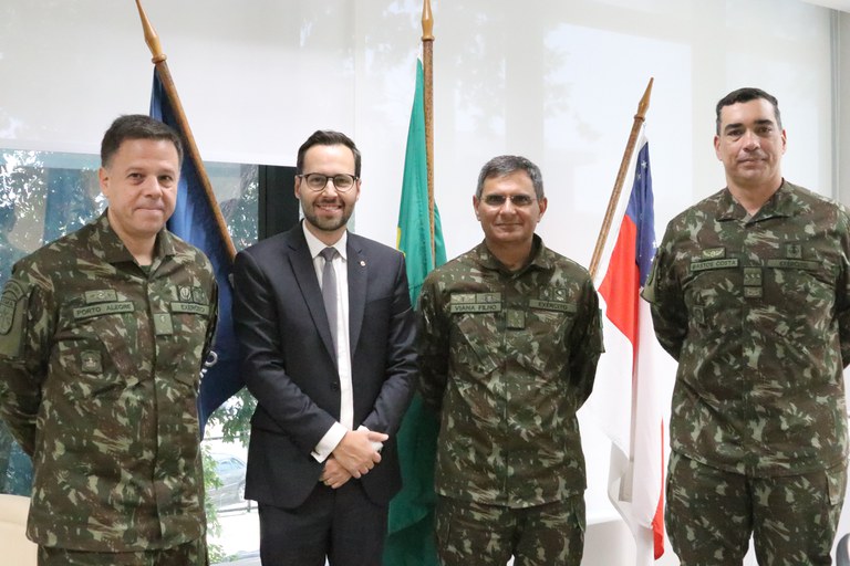 A imagem mostra o encontro entre o procurador-chefe com o comandante do CMA, general Luiz Gonzaga Viana Filho, o Chefe de Estado-Maior do CMA, Carlos Eduardo Pereira Porto Alegre, e o coronel Rodrigo Barbosa Bastos Costa.