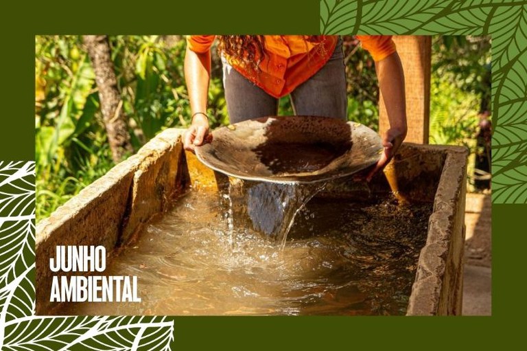 Foto mostra uma pessoa com uma bateia de garimpo dentro dentro da água