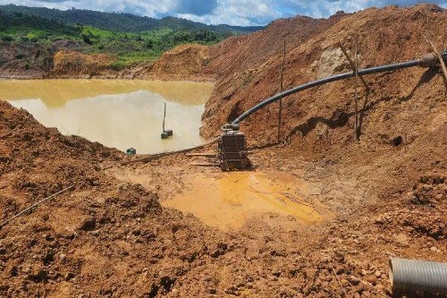 Foto mostra área destruída por garimpo ilegal
