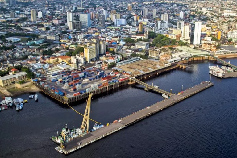 Imagem aérea mostra Porto de Manaus com área de conteiners