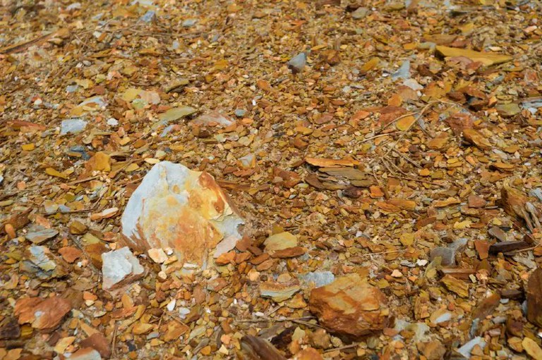 foto de pedras de extração de ouro