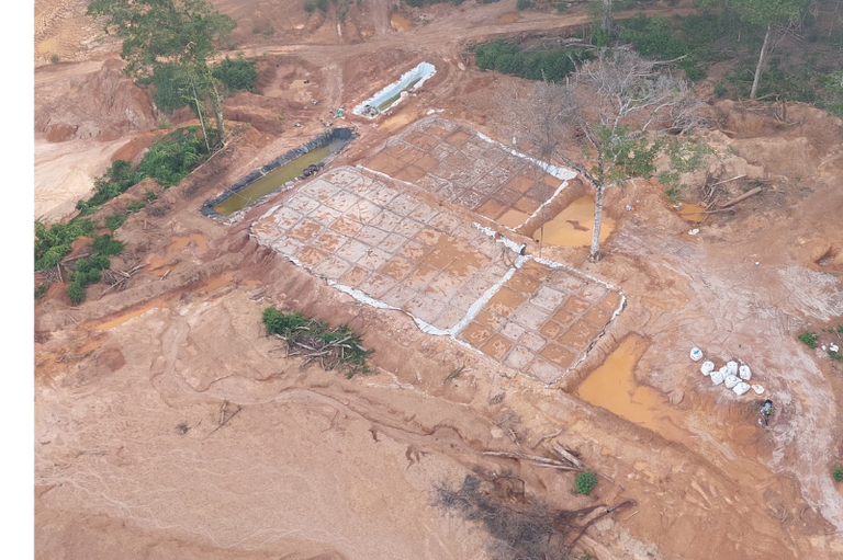 Foto aérea mostra cavas de mineração abertas