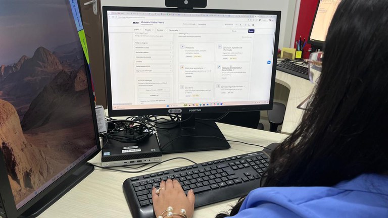 Imagem de uma pessoa em frente ao computador acessando os serviços do MPF.