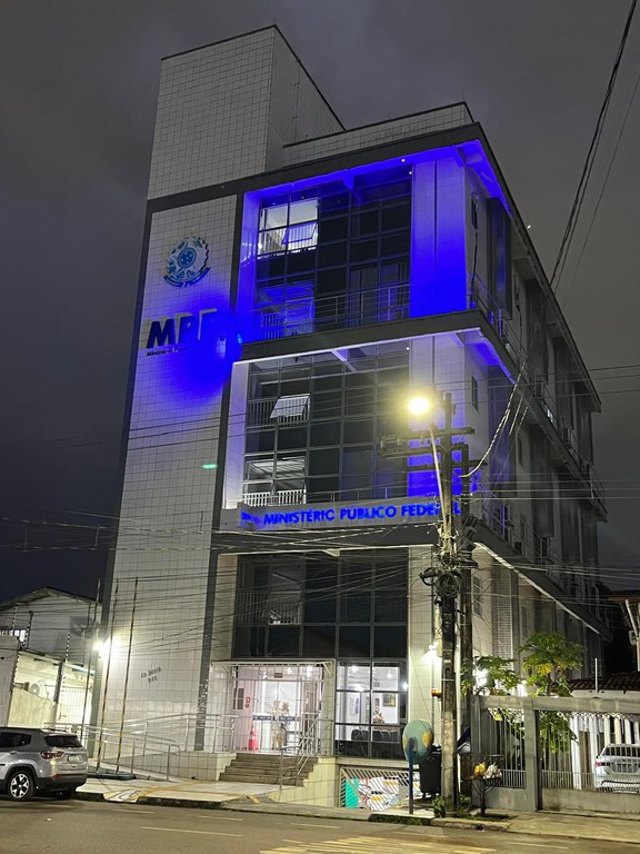 Imagem mostra o Prédio da PR/AP iluminado de azul.