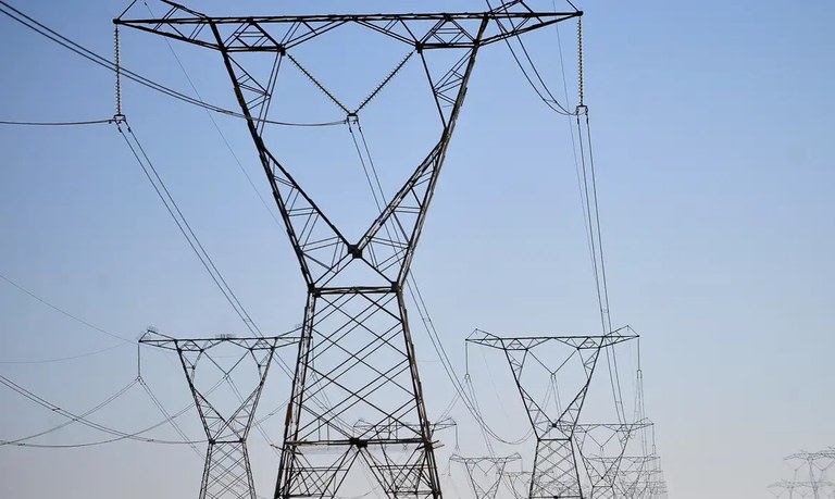 imagem mostra linha de transmissão de energia em meio a floresta amazônica