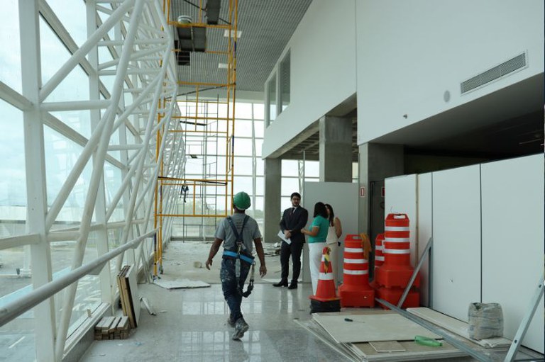 Imagem mostra visita ao aeroporto com andaimes e obras